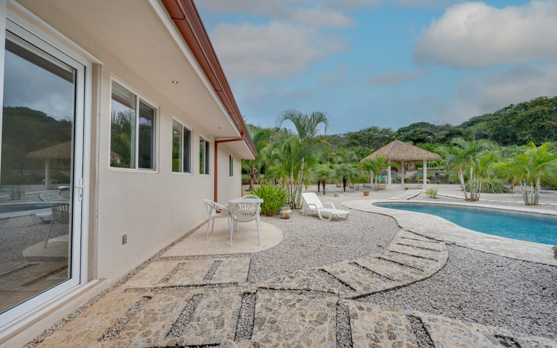 Private pool and mountain views at the Colibri and Lorito property