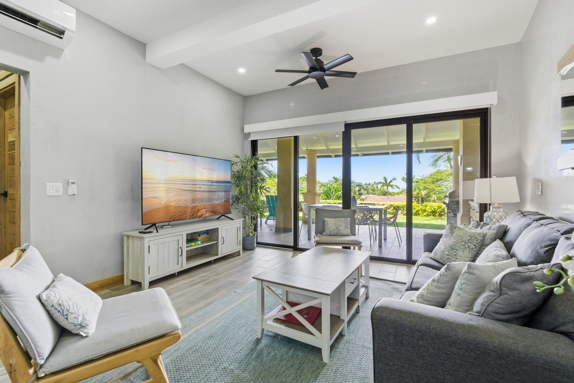 Diria 512 living area